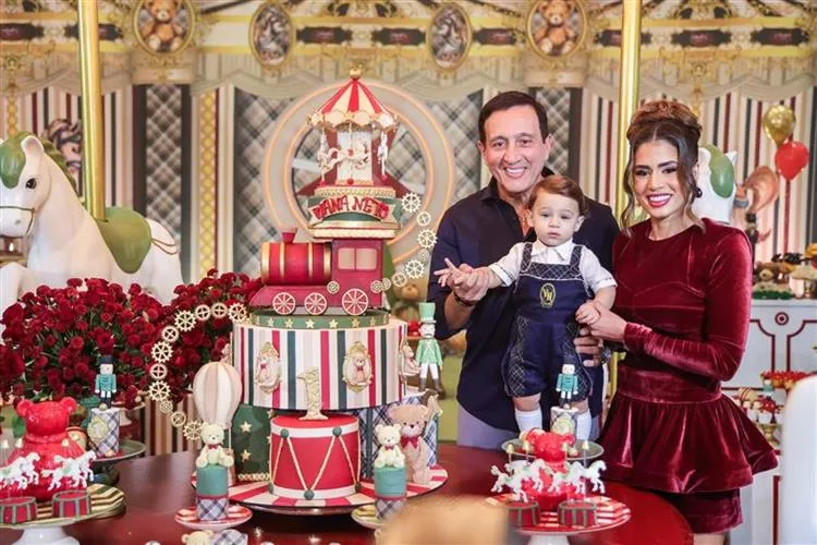 Natália Santos e Viana Júnior assopram a primeira velinha do filho Viana Neto