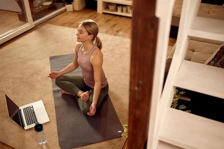 Yoga em Casa: comece sua jornada com exercícios simples