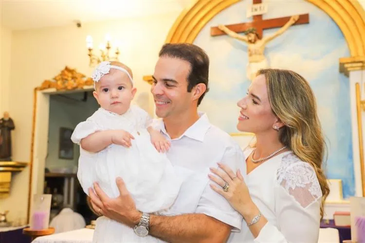 Isabela Rolim e Drauzio Barros Leal levam Celina à pia batismal