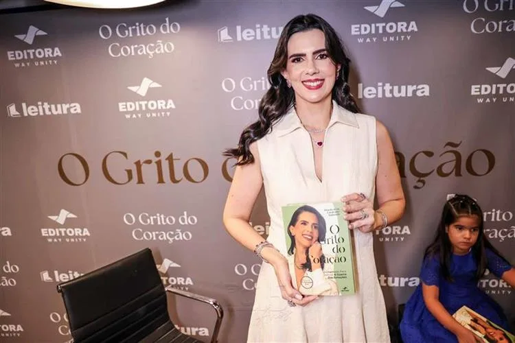 Priscila Fontenele lança livro "O Grito do Coração" em Fortaleza