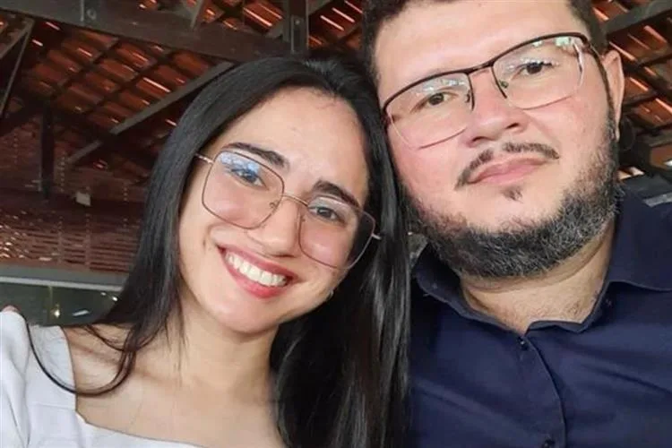 Tiago Lima e Sabrina Barbosa oficializam noivado