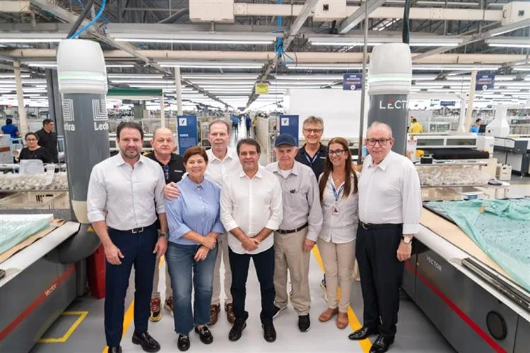 Empresários e autoridades visitam fábrica da Vulcabras em Horizonte