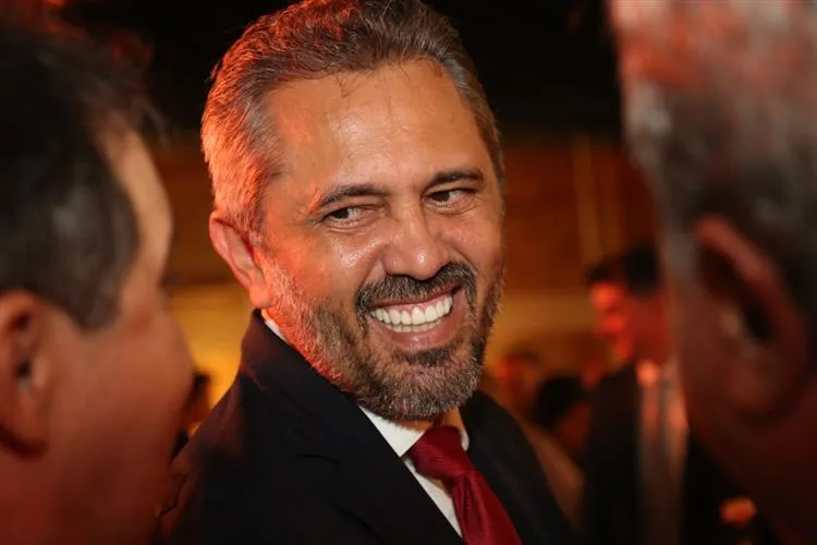 Governador Elmano decreta ponto facultativo no dia 17 e feriadão para servidores estaduais terá cinc