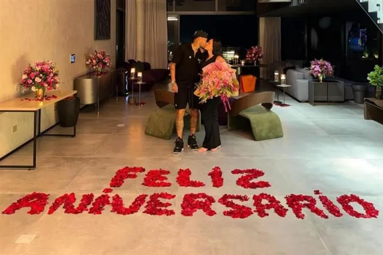 Neymar surpreende Bruna Biancardi em seu aniversário com flores