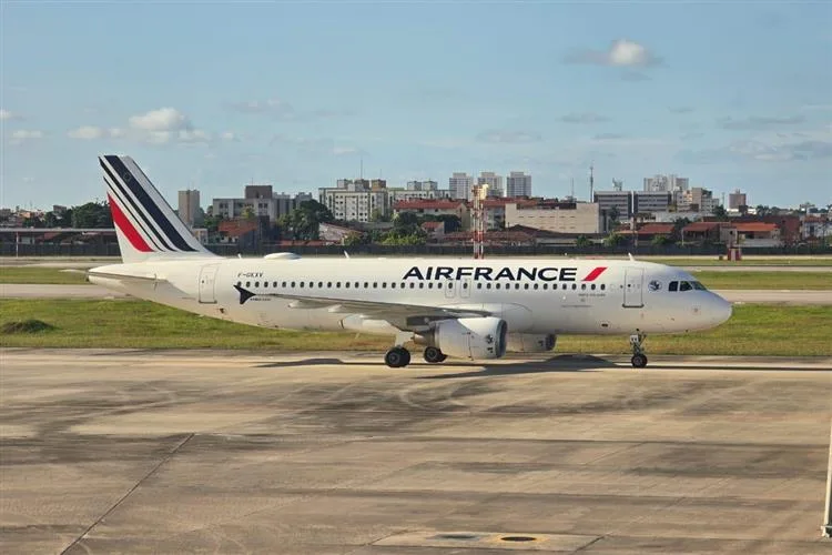 Chegada de voo da Air France vindo de Caiena aquece o turismo internacional de compras de Fortaleza