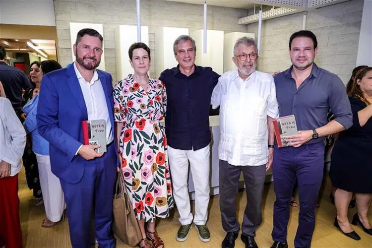Lançamento do livro sobre a família Santana emociona convidados no Museu da Fotografia Fortaleza