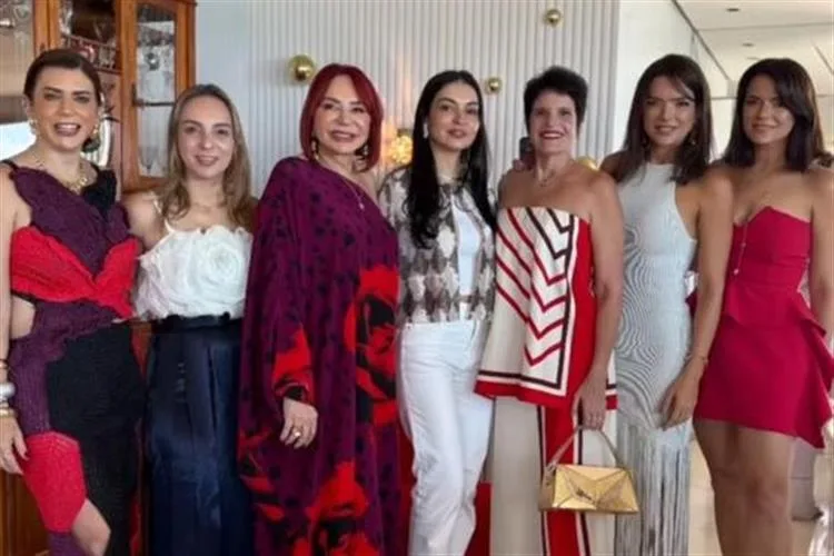 Cris Bandeira celebra aniversário ao lado de animada turma de amigas