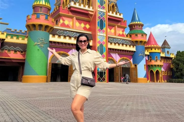 Luciana Ribeiro curte dias de lazer no Beto Carrero World ao lado de Thiago e Lael
