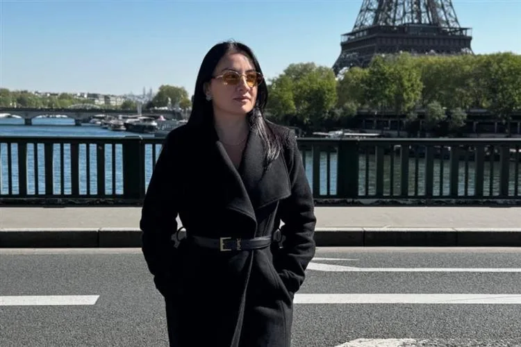 Juliana Oliveira curte feriado da Páscoa em Paris