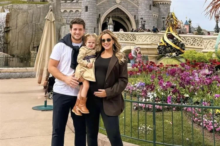 Fernanda Levy e Omar Macedo seguem viagem para Paris com a filha Maria, de 2 anos