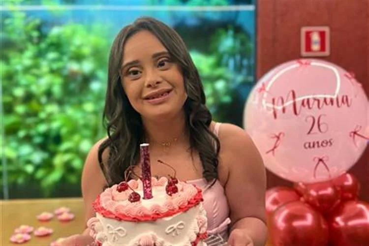 Marina Timbó celebra 26 anos com muito charme e causa frisson nas redes