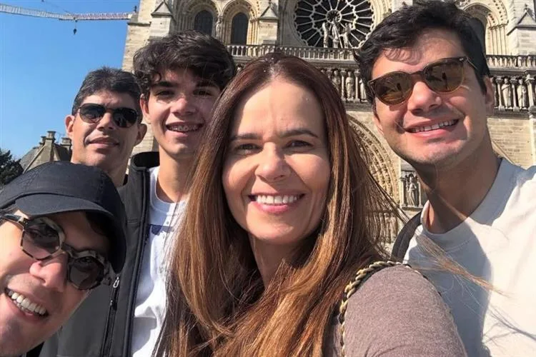 Elise Gradvohl curtindo dias em Paris com a família