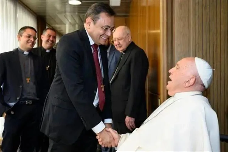 Moysés Azevedo presta suas últimas homenagens ao Papa Francisco durante velório