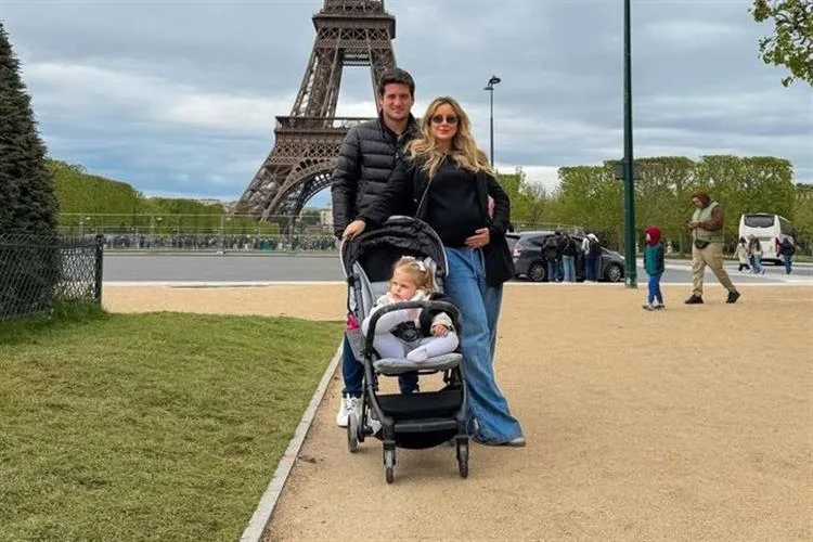 Fernanda Levy e Omar Macedo curtem os encantos da França com a filha, Maria