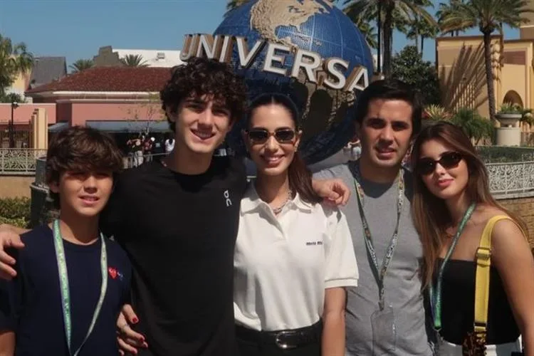 Nicole Pinheiro se diverte em família nos parques da Universal, em Orlando