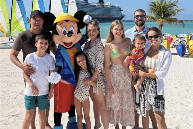 Wladia Cacau e Tony Martins aproveitam os encantos da Disney's Castaway Cay