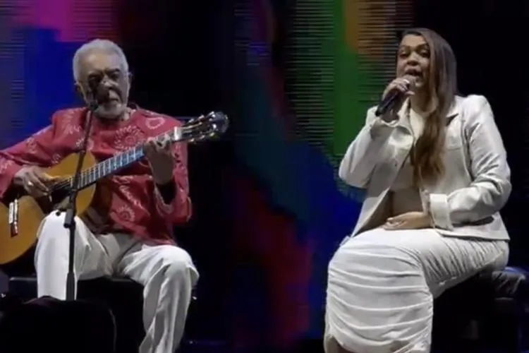 Preta Gil emociona o público ao aparecer de surpresa no show de Gilberto Gil