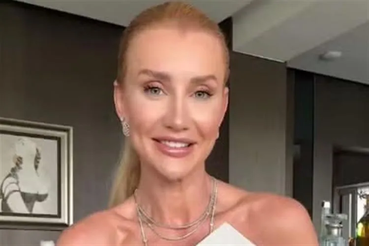 Ana Paula Siebert exibe convite da renovação de casamento com Roberto Justus