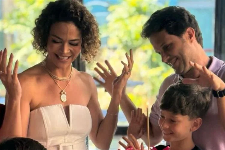 Carol Albuquerque celebra a nova idade ladeada pelo carinho familiar
