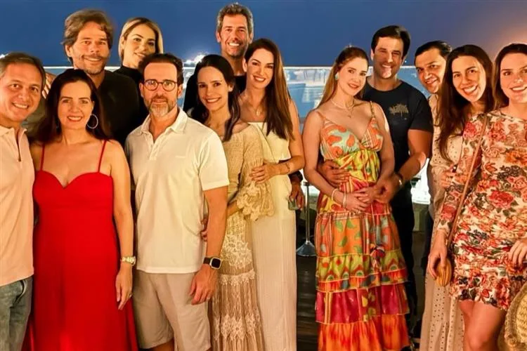 André Pontes comemora nova idade com animada turma de amigos