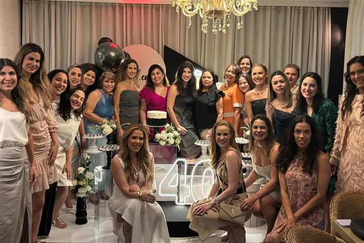 Themis Briand recebe o carinho geral de amigos e familiares em b-day surpresa