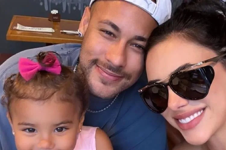 Neymar reencontra Bruna Biancardi e a filha, Mavie, após viagem para Disney