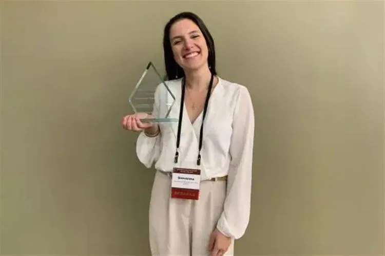 Cientista brasileira é premiada internacionalmente e levará pesquisa sobre Alzheimer a Harvard