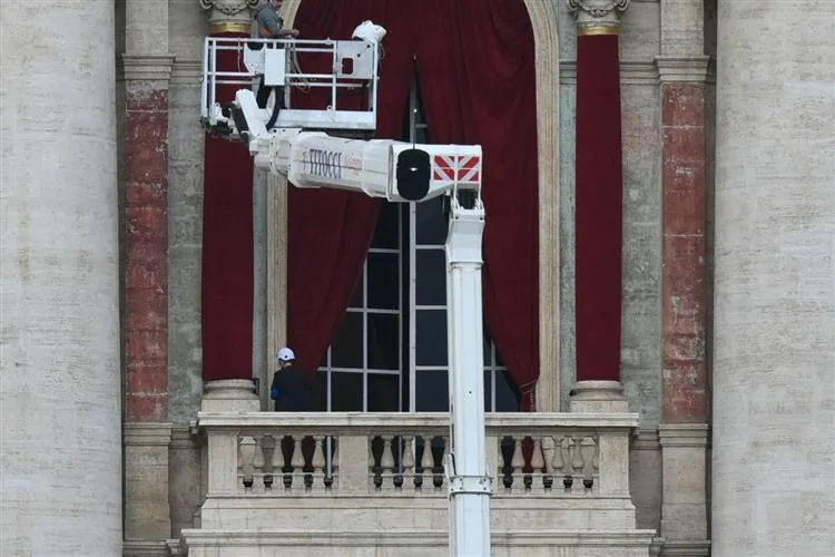 Vaticano instala cortinas para anunciar novo papa