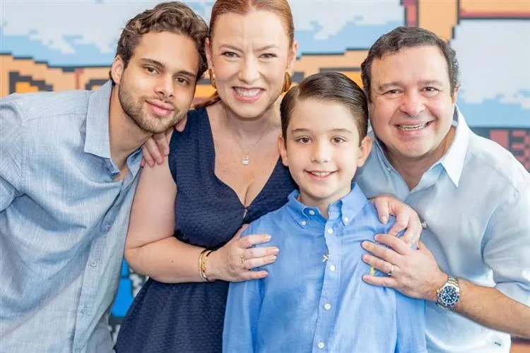 Aline Félix e Igor Barroso celebram os 10 anos do filho Victor