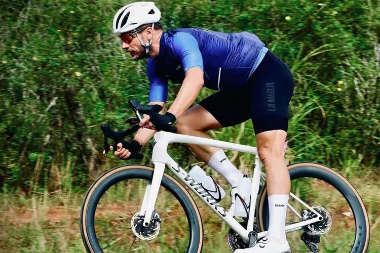 URGENTE: Rodrigo Hilbert se acidenta durante torneio de bike e passa por cirurgia de emergência