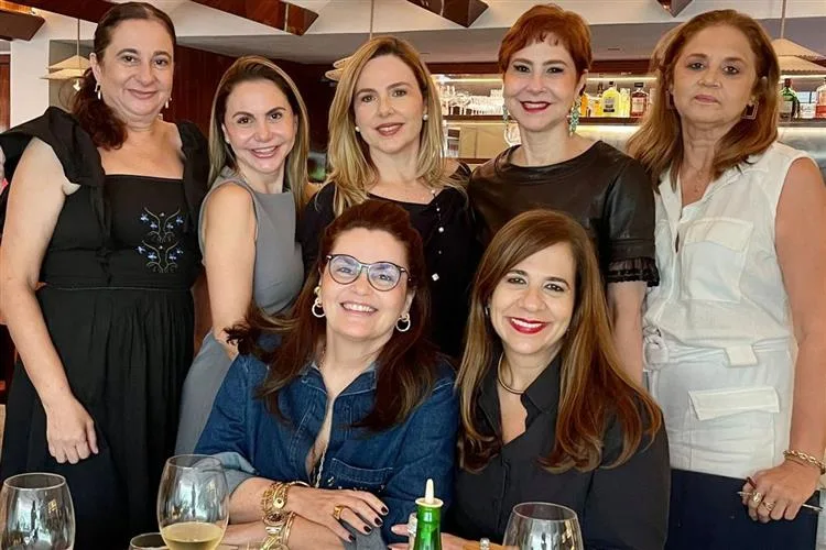 Vânia Viana comemora aniversário com grupo de amigas