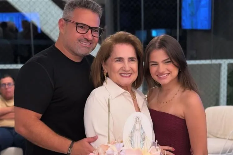 Auricélia Queirós comemora a nova idade com familiares