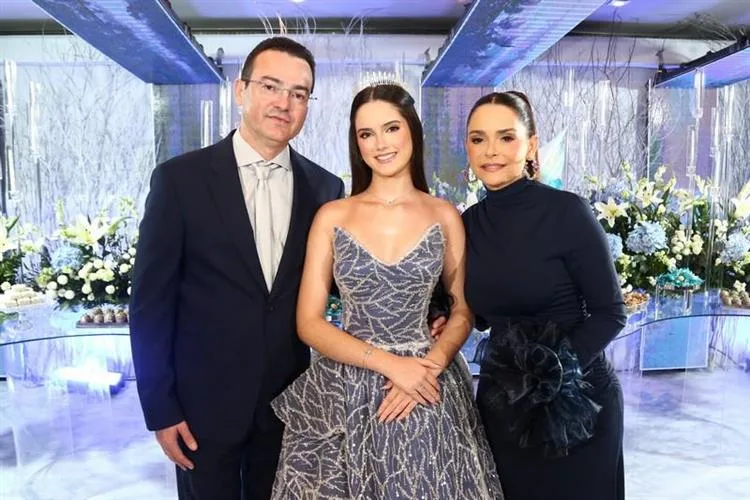 Adriana Gurgel e Mauro reúnem familiares e amigos no baile debutante de Maria Fernanda