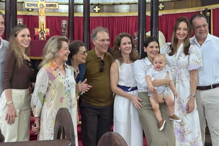 Amanda Arraes e Carla Pontes celebram com emoção o batizado do filho Antônio