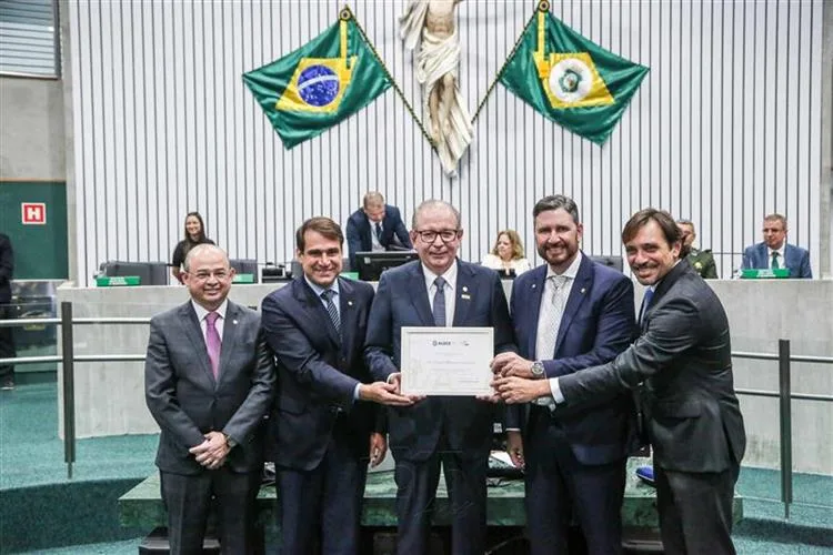Sessão Solene da Alece homenageia 75 anos da FIEC