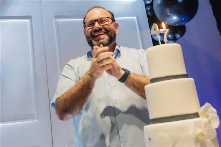 Víctor Costa celebra aniversário em evento intimista ao lado de animada turma