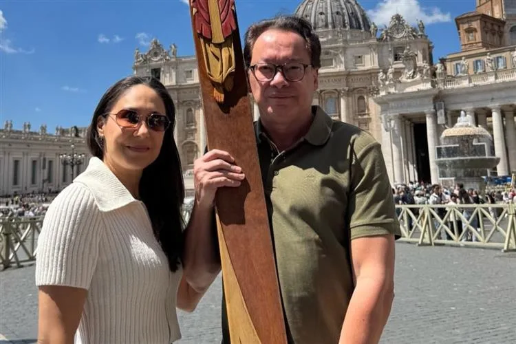 Larissa e Pedro Neto em momento de fé e gratidão em Roma