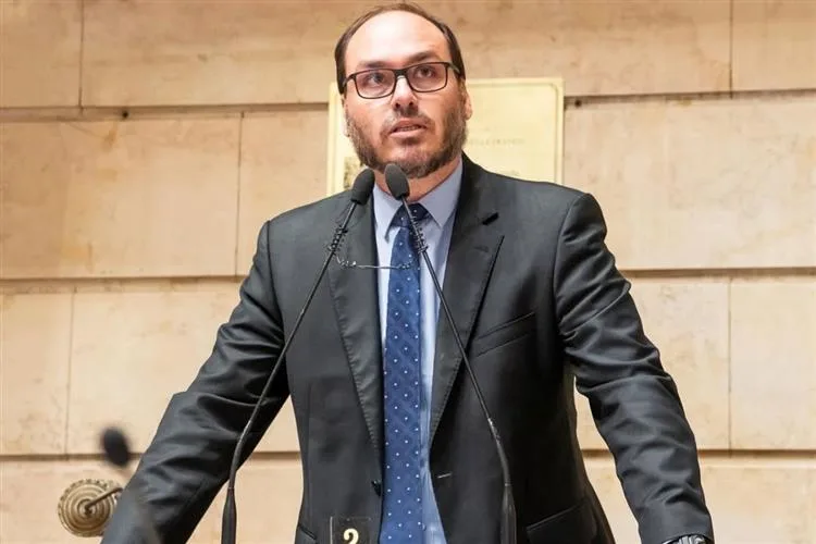 Carlos Bolsonaro é presença confirmada em seminário de comunicação em Fortaleza