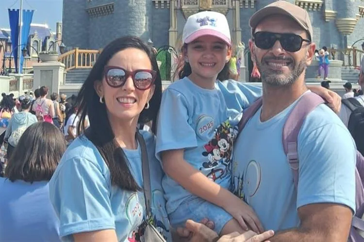 Thiciane Pimentel e Rafael Bezerra vivem dias mágicos na Disney com a filha, Elisa
