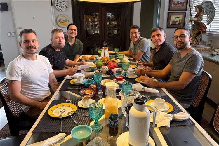 César Lima celebra aniversário em café da manhã especial com amigos