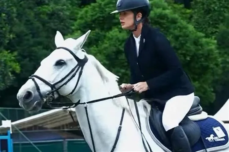 Sara Erel é campeã na categoria Amador 1,20m da CSN XIX Copa JK de Hipismo 2025, em Brasília