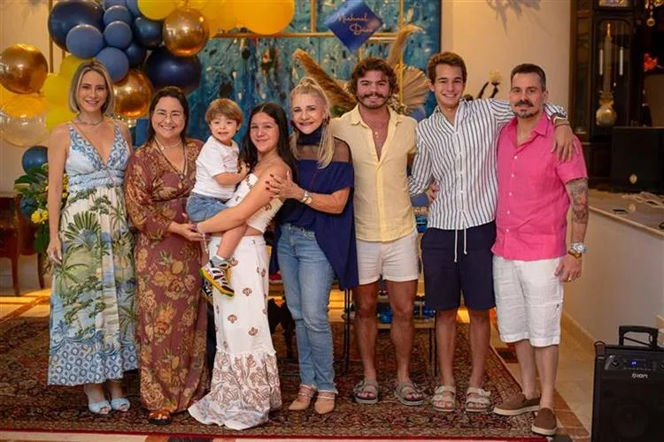 Michael Dias comemora nova idade com familiares e amigos