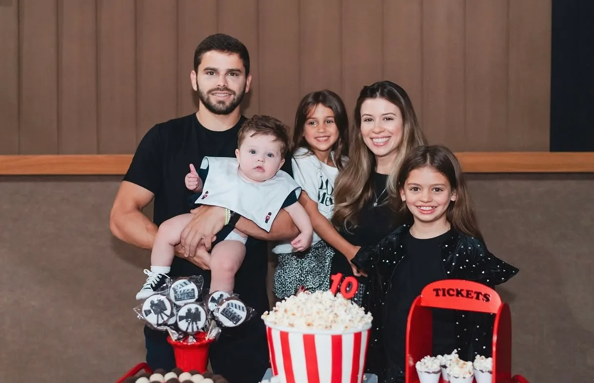 Isabela Franklin e Ivan Bezerra Neto realizam festa no cinema para a filha Liv