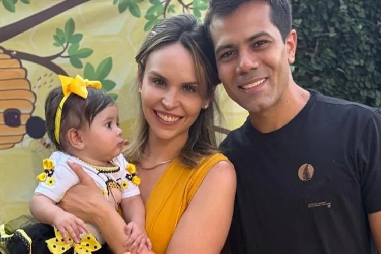 Com tema abelhinha, Gabriella Aguiar e Claudio Leite festejam os sete meses da filha Sara