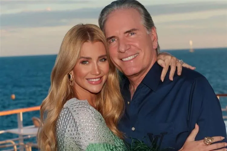 Ana Paula Siebert causa frisson em lua de mel luxuosa com Roberto Justus