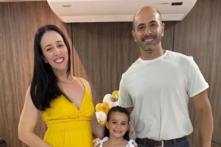 Alegria em dose dupla: Thiciane Pimentel e Rafael Bezerra anunciam a espera de Júlia e Vitória