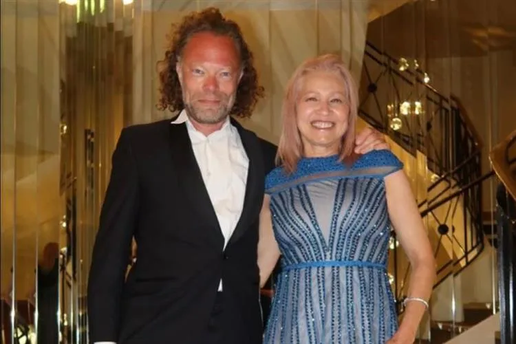 Carla Di Bonito usa criação de Ivanildo Nunes durante premiação em Cannes