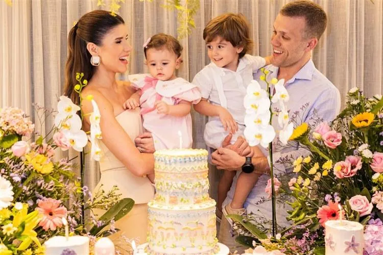 Carla Diógenes e Carlos Arruda Filho assopram a primeira velinha da filha Maria Catarina