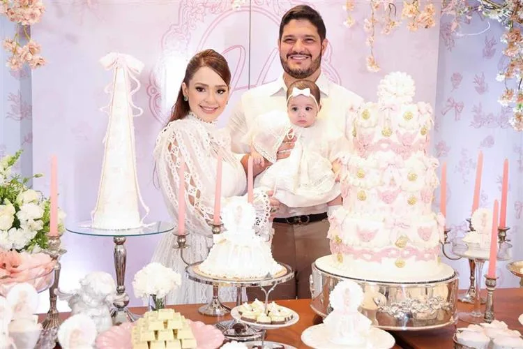 Luiza Helena e Felipe Cabral batizam a filha Helena