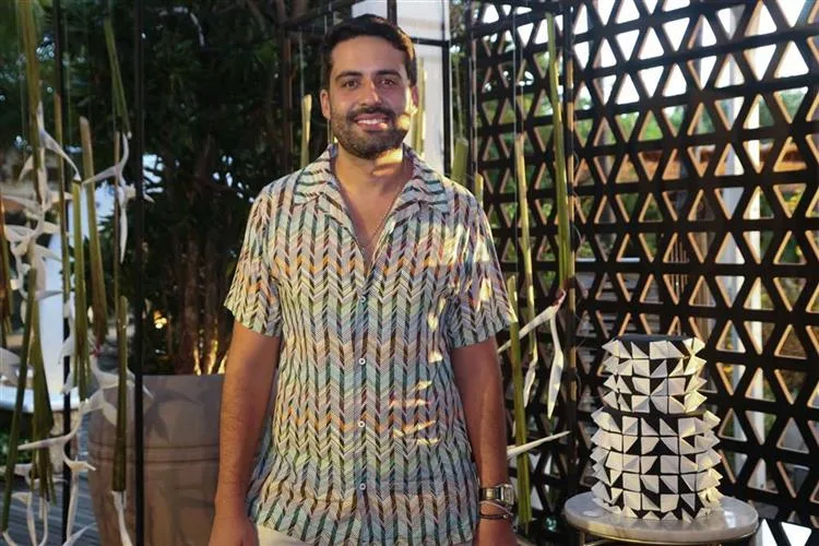 Victor Oliveira celebra seus 30 anos em party com muito frisson